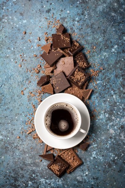 碎牛奶和黑巧克力与一杯咖啡图片下载