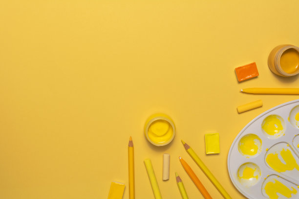 用工具在黄色背景上作画图片下载