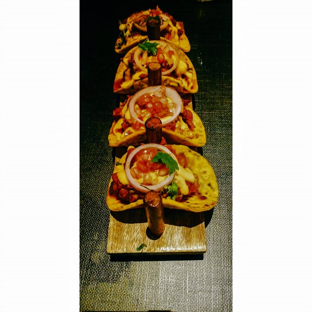 蔬菜玉米饼放在木板上图片下载