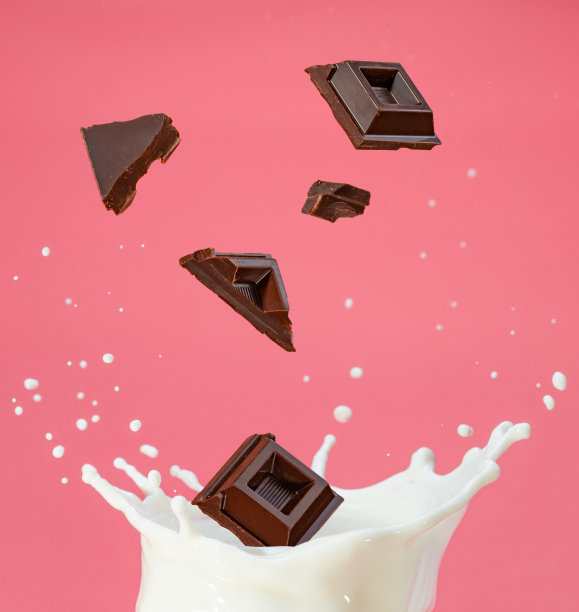 巧克力块掉进溅起的牛奶里图片下载