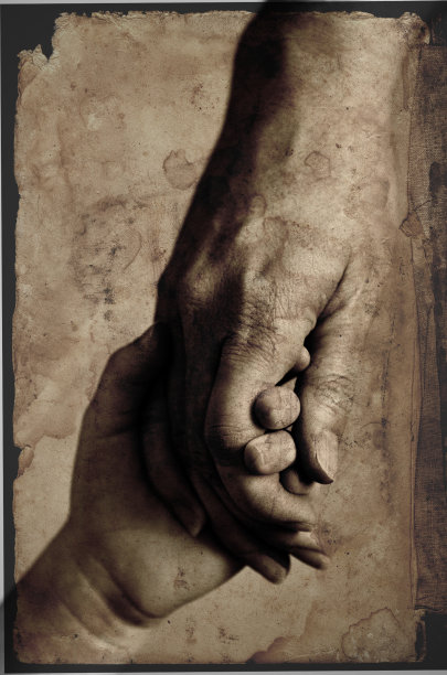 大人或家长牵着小孩子的手复古老旧的摄影风格原创图像图片下载