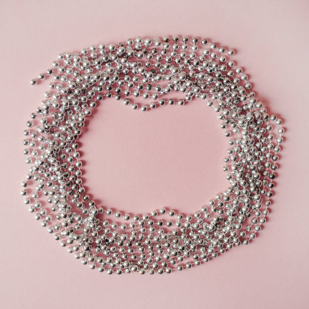 由银丝制成的框架。淡粉色背景上的圣诞节概念图片下载