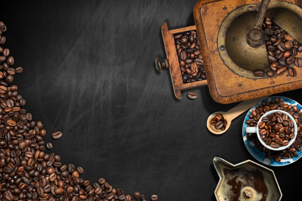 黑板上的咖啡研磨机和烤咖啡豆杯图片下载
