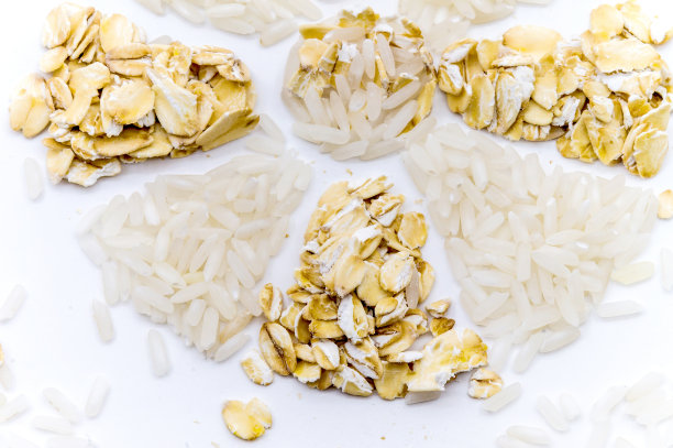 麦片和米在白色的背景下，米和粥，雪花米和燕麦，花谷物图片下载