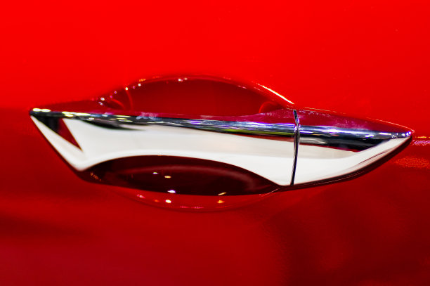 靠近细节的车门把手显示的细节设计和流畅的线条和形状图片下载