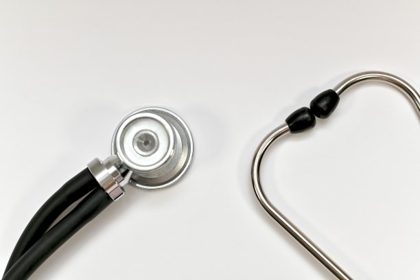 医用听诊器的碎片，两端在相对的下角展开。从以上观点。图片下载
