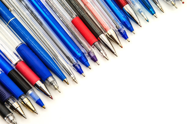 白色背景上的多色圆珠笔，很多蓝色圆珠笔图片下载