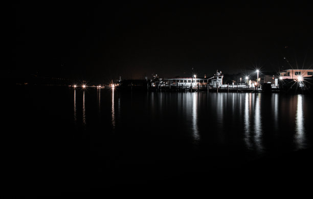 伊塞奥港夜晚的美妙景色图片下载