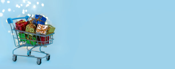 小装饰篮与多色礼品盒在一个蓝色的背景。网上销售和购物概念。冬季圣诞假期大减价，季节性大减价，圣诞节，黑色星期五，打折。横幅图片下载