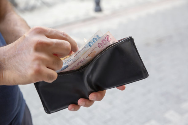 那个拿钱的人图片下载