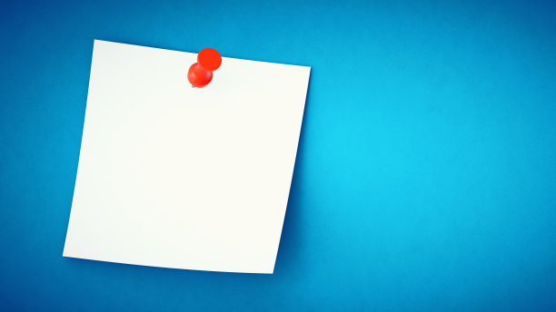 靠近一个空白空白的白色便利贴别在蓝色的墙上。适合作额外的构图。图片下载