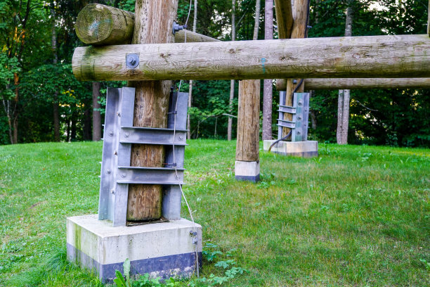 木圆木塔底结构，混凝土底图片下载