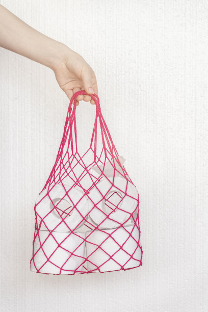 女孩的手拿着一个包。零浪费购物概念和消费者的基本物品问题，病毒，卫生，健康和抗恐慌图片下载