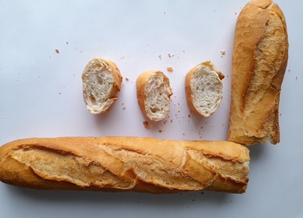 切片的白法棍面包图片下载