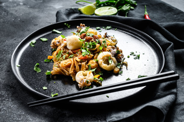 亚洲花墨鱼炒面。黑色背景。俯视图图片下载