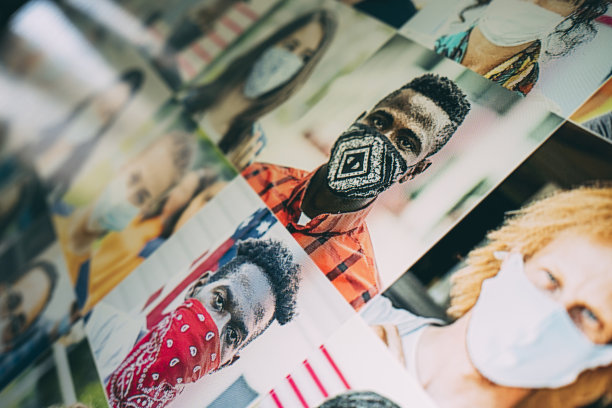 各种各样的人戴着防护口罩图片下载