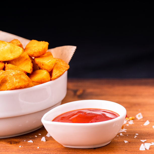 传统的法式炸薯条由有机生物薯角和皮肤蘸番茄酱图片下载