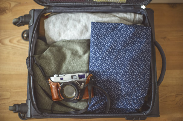 带复古测距相机的旅行箱图片下载