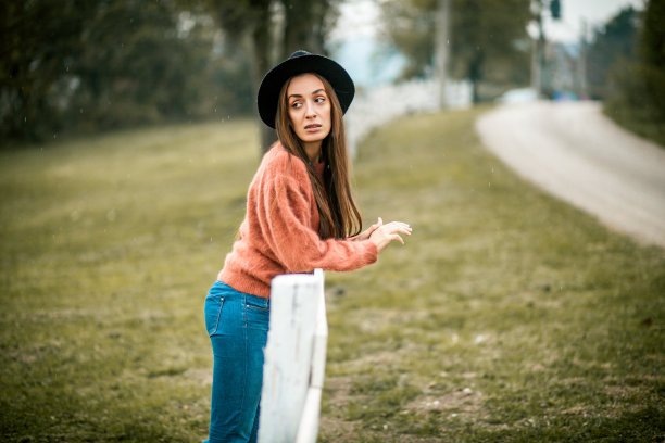 年轻女子享受大自然的一天图片下载