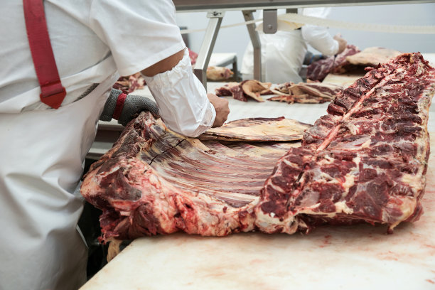 屠夫切新鲜屠宰的猪肉图片下载
