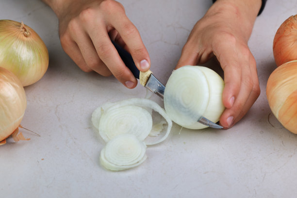 在桌子上煮生洋葱图片下载