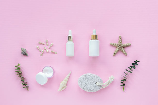 天然有机美容护肤产品。精华、乳霜瓶、美容胶囊、浮石、海贝、桉树枝图片下载