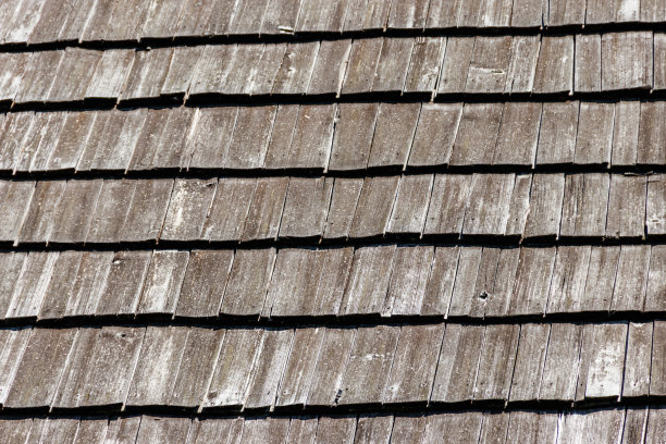 背景为旧木瓦屋顶图片下载