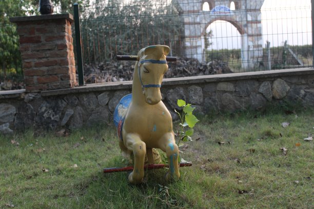 一个有旧玩具的儿童公园图片下载