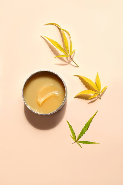 大麻大麻香膏化妆品米色背景图片下载