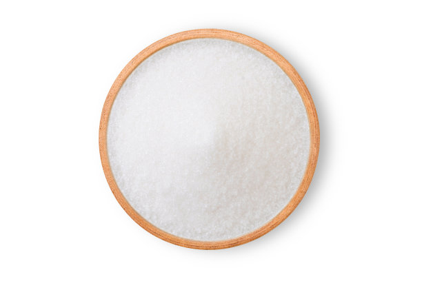 白砂糖在木碗里孤立在白色的背景上图片下载