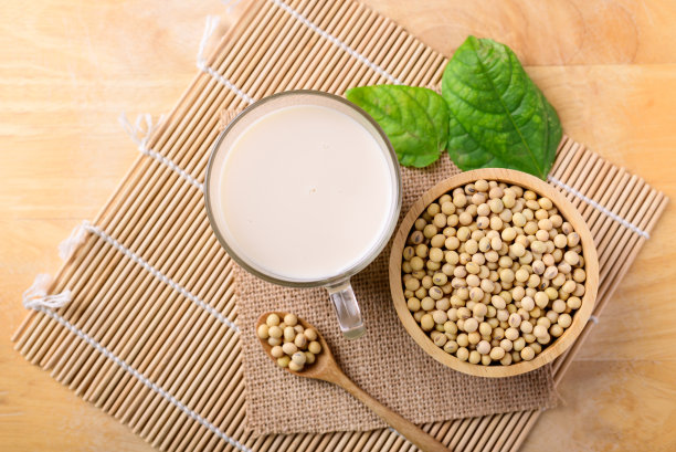 豆浆在玻璃中与黄豆图片下载