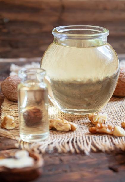 胡桃油和坚果在木背景。selectiv焦点图片下载