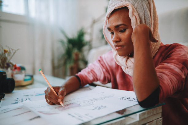 女设计师在客厅工作图片下载