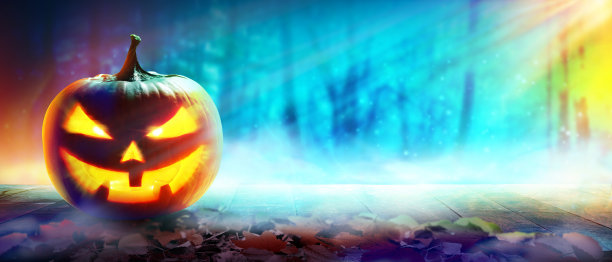 近距离观看可怕的万圣节南瓜，眼睛在里面发光图片下载