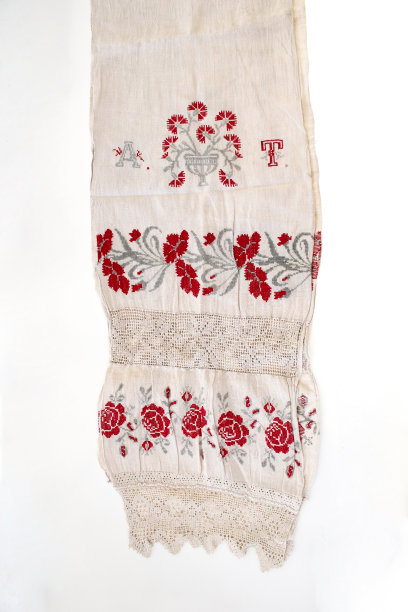 复古的绣花织物在白色的背景图片下载