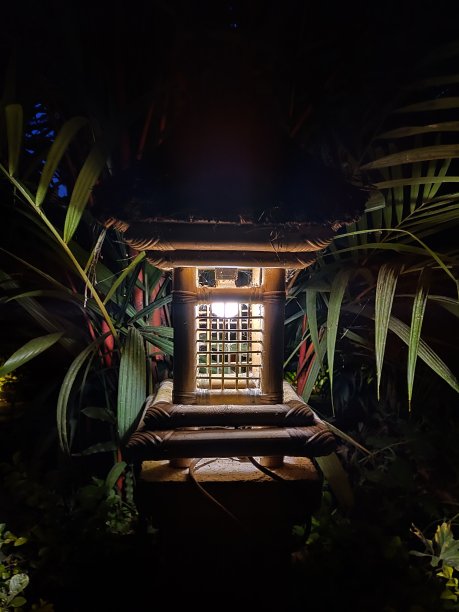 漂亮的木制花园灯图片下载