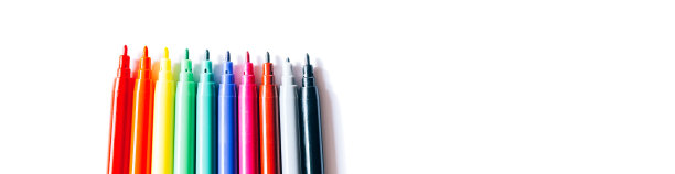 在白色背景的特写镜头上使用不同颜色的毛毡笔图片下载