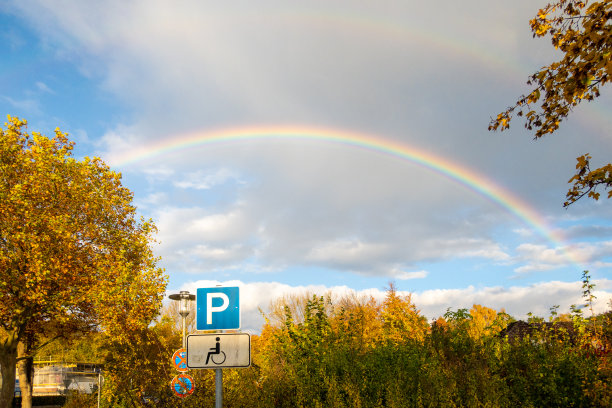 巨大的彩虹在天空中图片下载