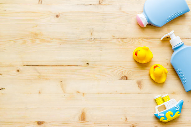 一套婴儿沐浴和卫生护理用品图片下载