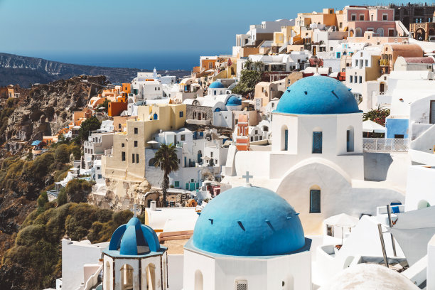 圣托里尼岛伊亚悬崖上五颜六色的建筑图片下载