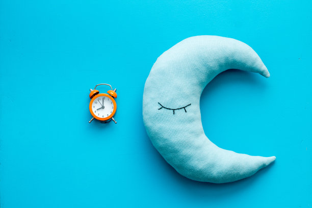 平躺的枕头和闹钟，俯视图图片下载