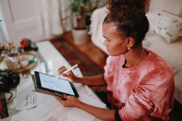 女性设计师在家用平板电脑工作图片下载