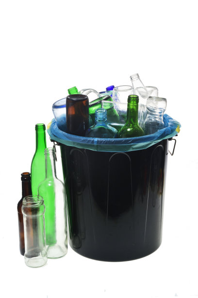 一组垃圾和罐子可以与瓶子回收在白色的背景图片下载