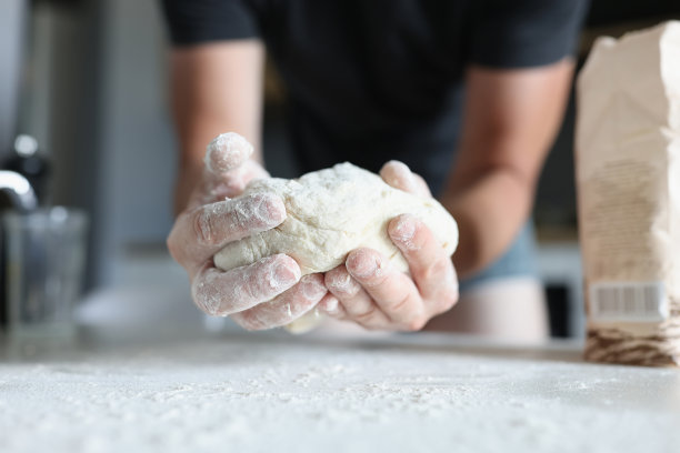 男人们用手揉面粉图片下载