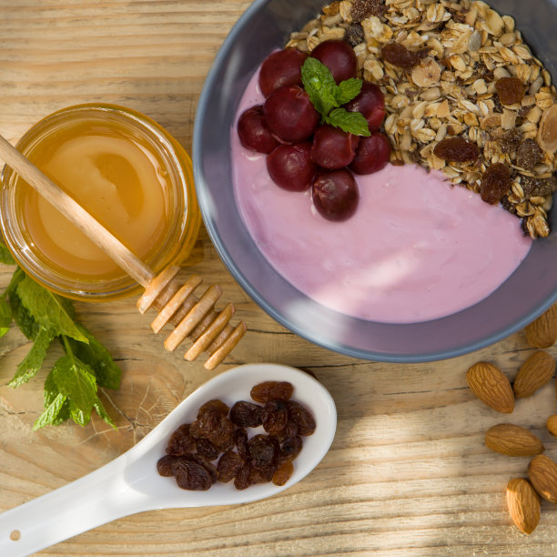 健康早餐-酸奶，燕麦，榛子，蜂蜜。概念——饮食健康餐饮。平的照片。图片下载