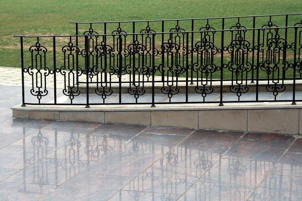 有铁路障的通道图片下载