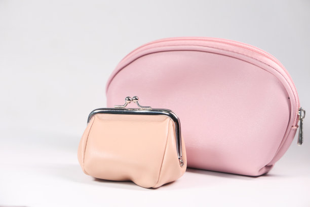 近距离的粉红色女性钱包上的白色背景图片下载