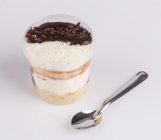 蛋糕在锅里配着准将、奶粉、牛奶和巧克力。美味的图片下载