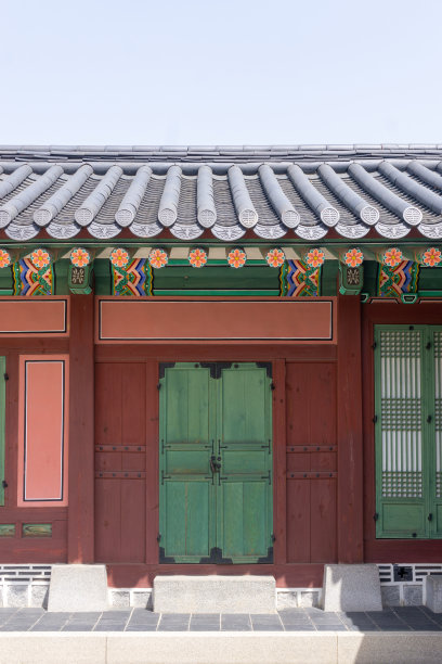 传统的汉城宫殿的门开在白色的背景上图片下载