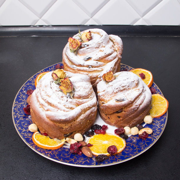 盘子与自制烘焙在黑色的桌子上近距离的方形照片图片下载